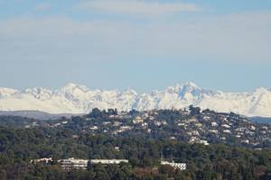 Vue panoramique sur les alpes, les collines de mandelieu et