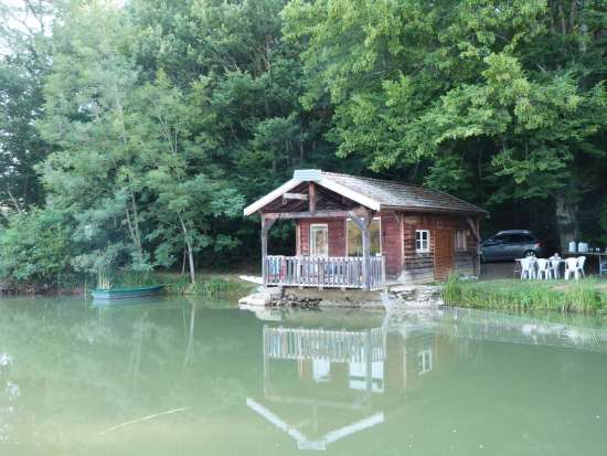 Location cabane dans les bois sur étang privé pleine nature