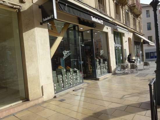Nîmes centre, magasin d'une surface de vente de 40 m², réserve au 1er étage de 2