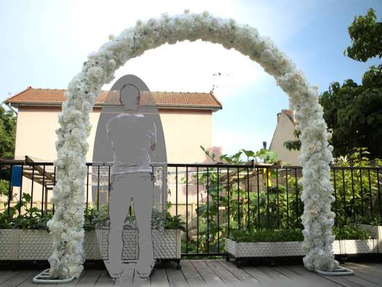 Location arche mariage avec fleurs artificielles
