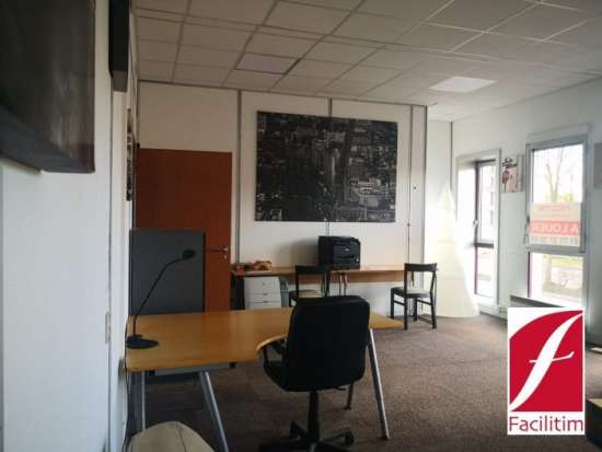Location bureaux en pied d'immeuble - Montigny-le-Bretonneux